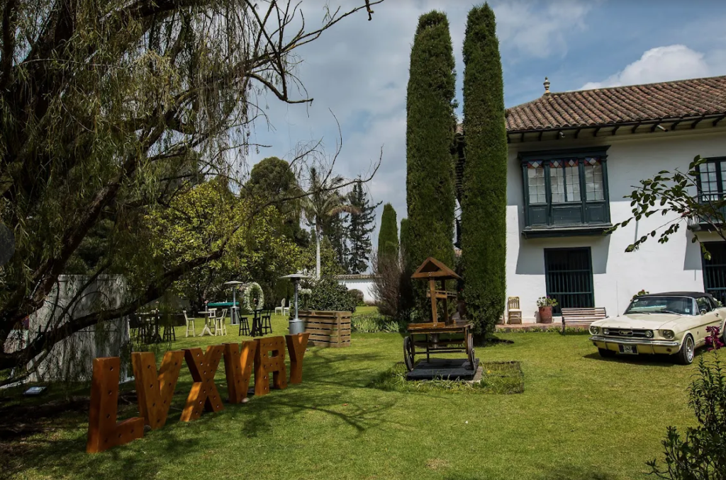 Boda de lujo en las Haciendas Yerbabuena Chía con decoración campestre y jardines.
