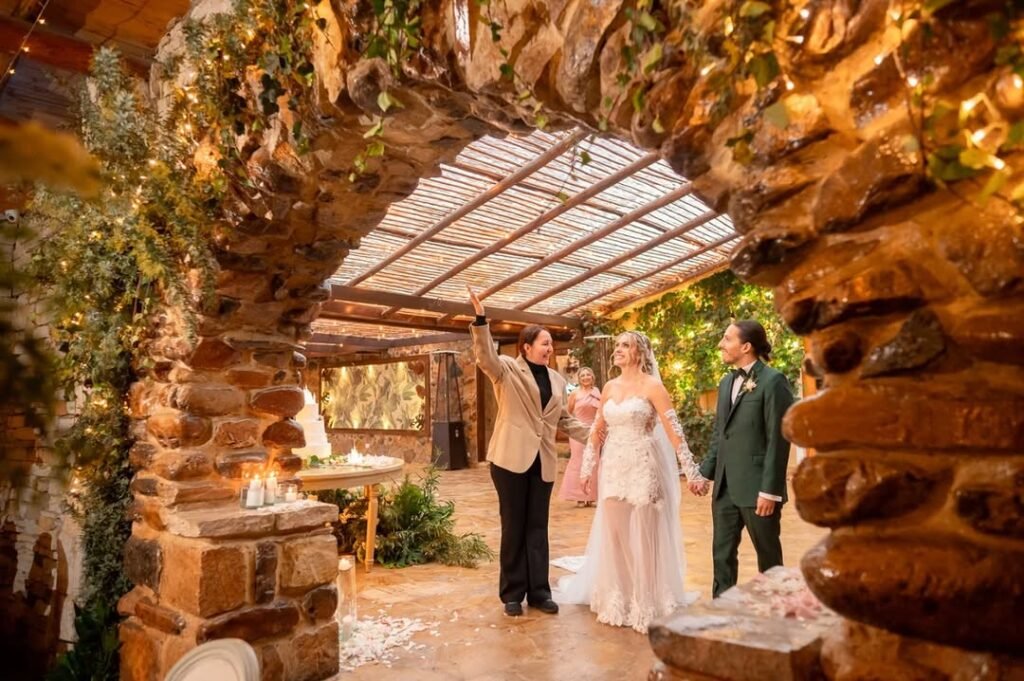 Sandra, Wedding Planner en Bogotá, muestra a una pareja recién casada el montaje de su boda económica y lujosa en una hacienda.