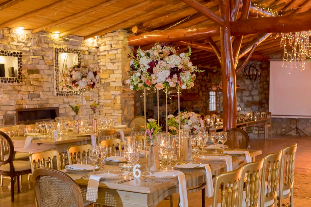 Haciendas para matrimonios en Bogotá con jardines y arquitectura rústica moderna.