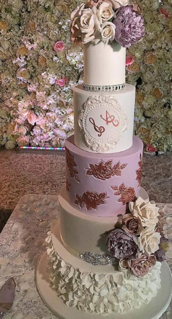 Pastel de bodas elegantes de cinco pisos con decoración de flores blancas en Bogotá.