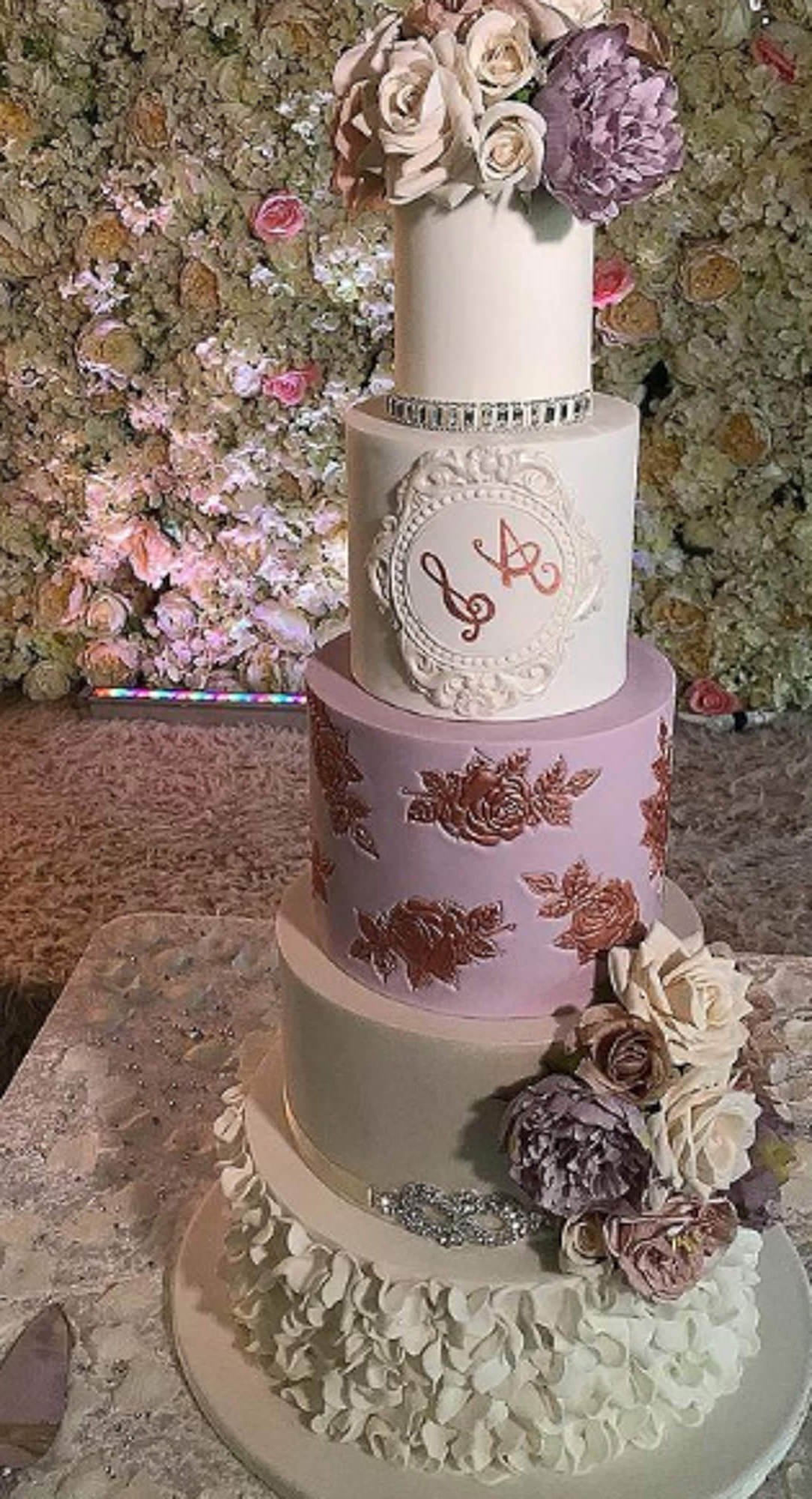 Pastel de bodas elegantes de cinco pisos con decoración de flores blancas en Bogotá.