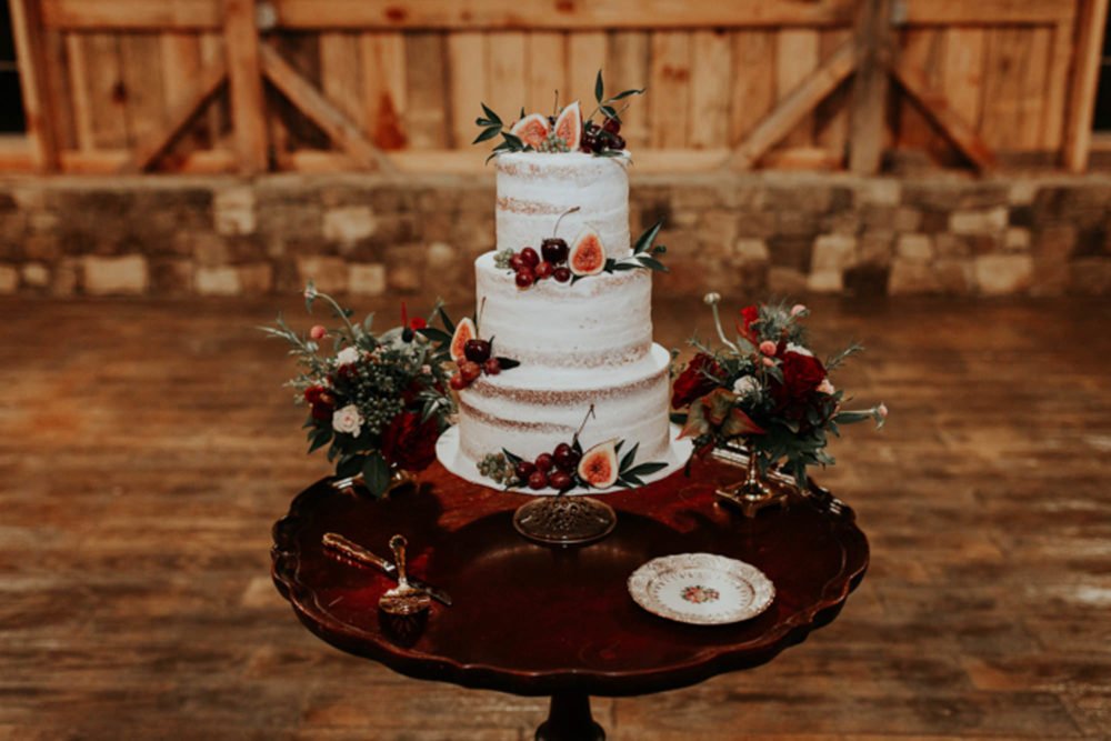 Torta de bodas real de tres pisos decorada con flores naturales en Bogotá.