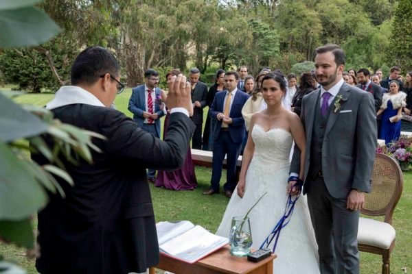 Montaje de bodas al aire libre con carpas beduinas y altar rústico en la Sabana de Bogotá.