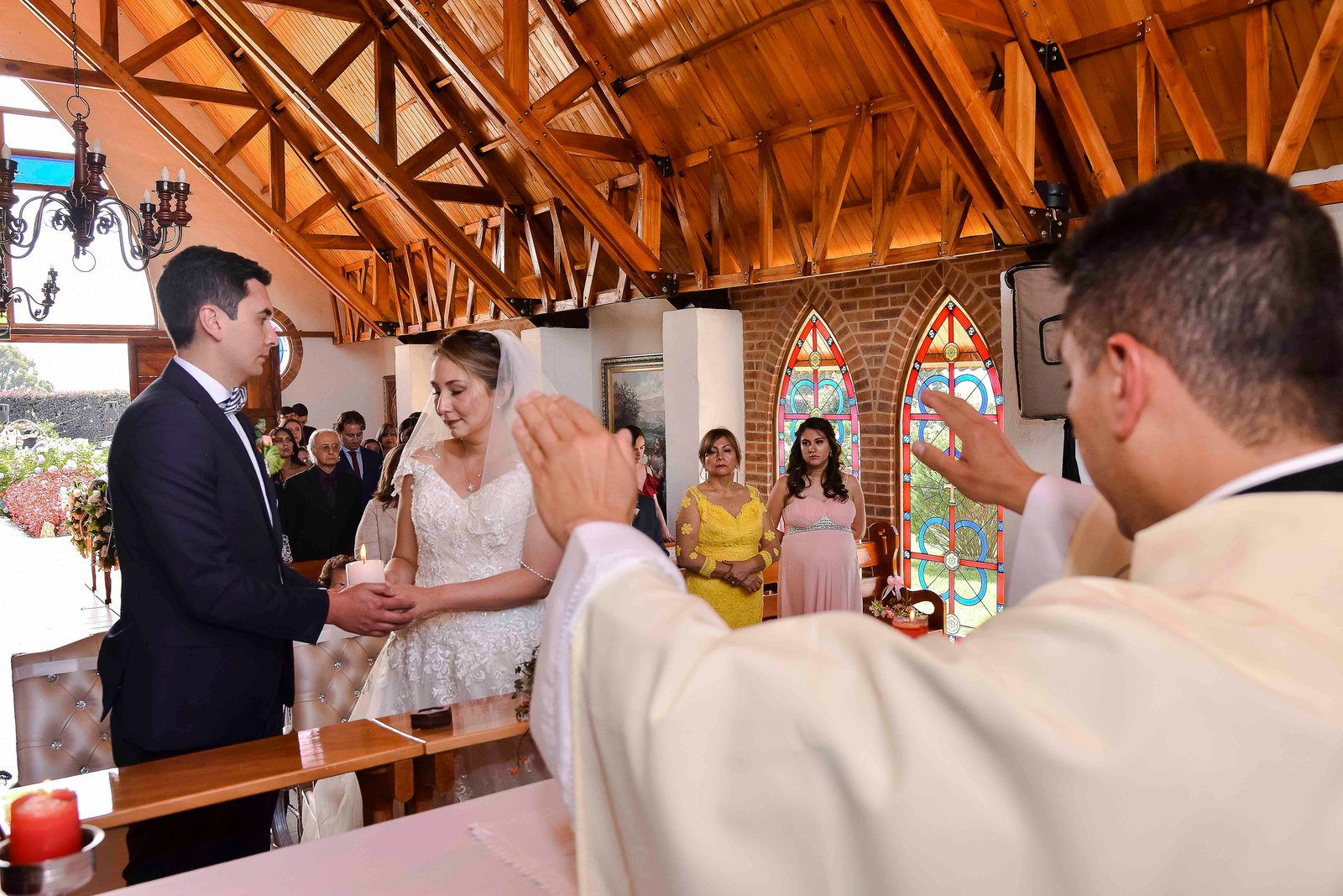 Novios felices en la Hacienda La Victoria en Subachoque tras su matrimonio católico organizado por Luxury Event Planner.