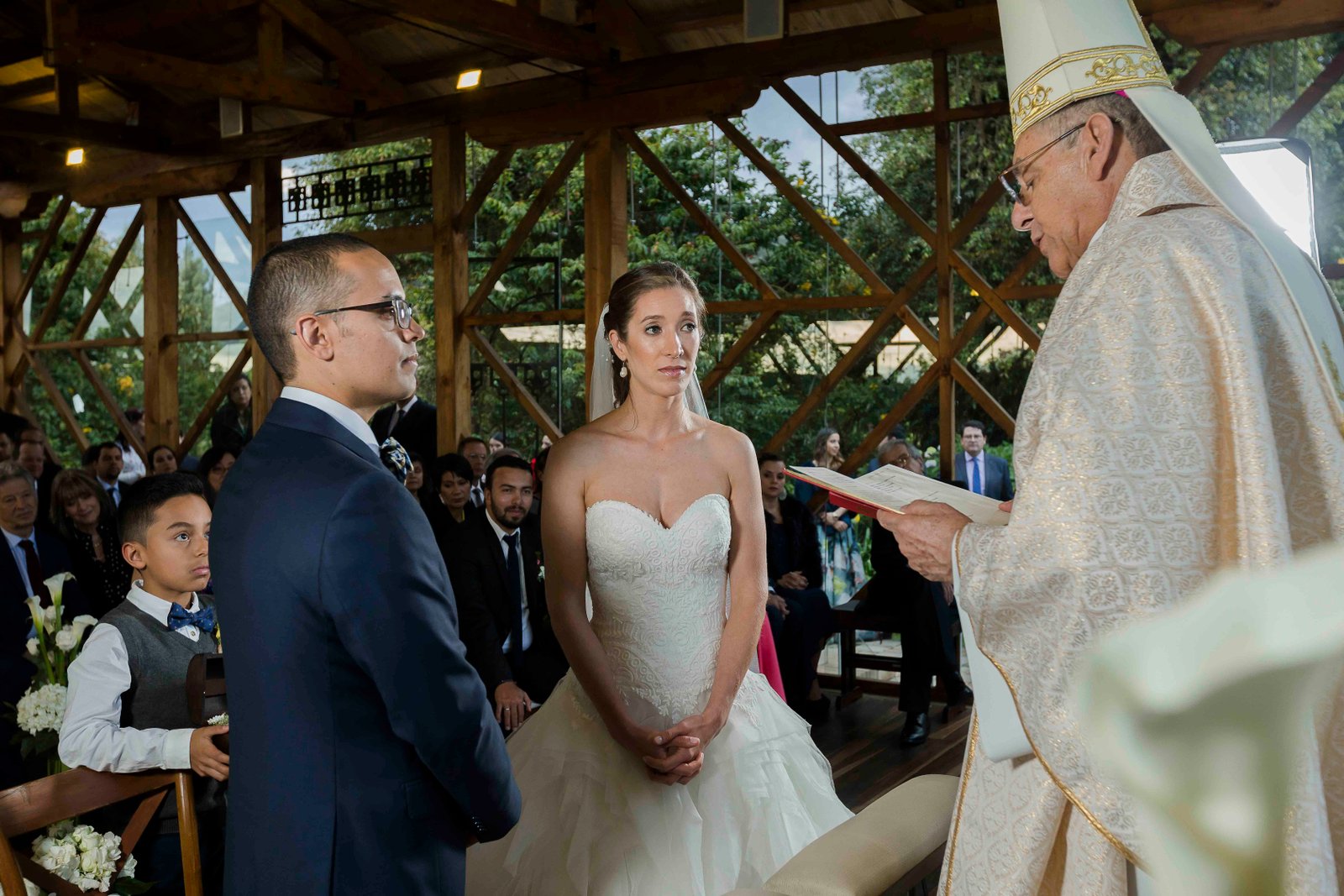 Novios elegantes revisando documentos de boda en una Hacienda Campestre para Bodas en Bogotá bajo la asesoría de Luxury Event Planner.