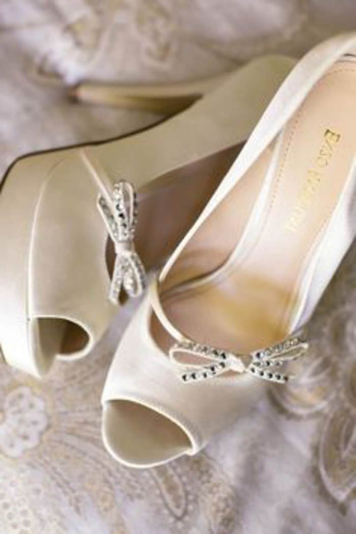 Zapatos para matrimonio elegantes con detalles de terciopelo y pedrería.