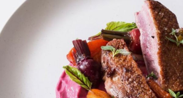 Proveedores de catering profesional sirviendo un banquete de lujo en una boda en Bogotá.