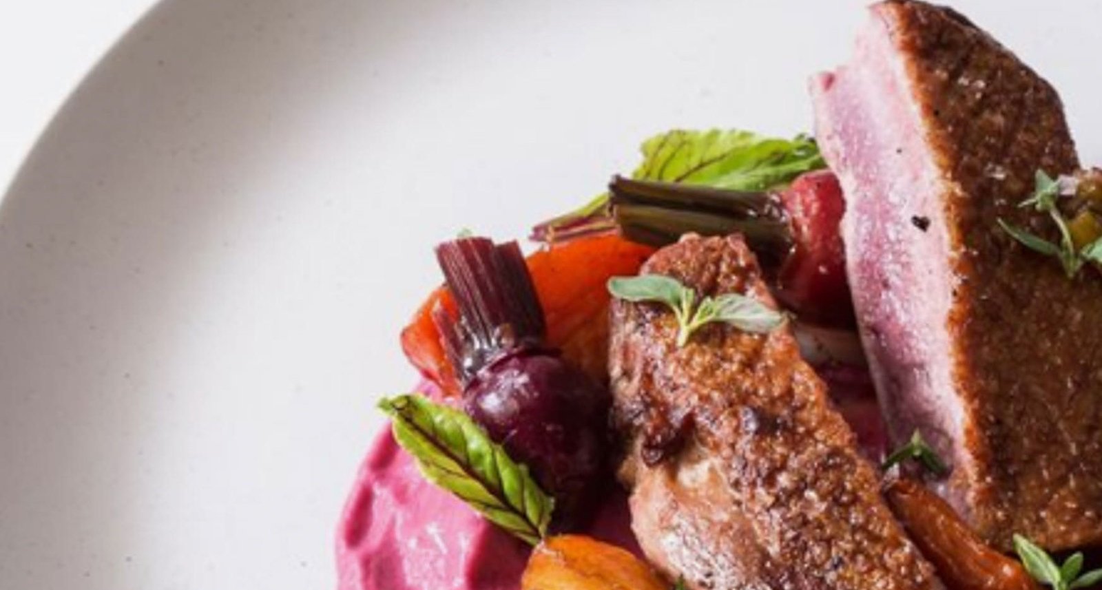 Proveedores de catering profesional sirviendo un banquete de lujo en una boda en Bogotá.