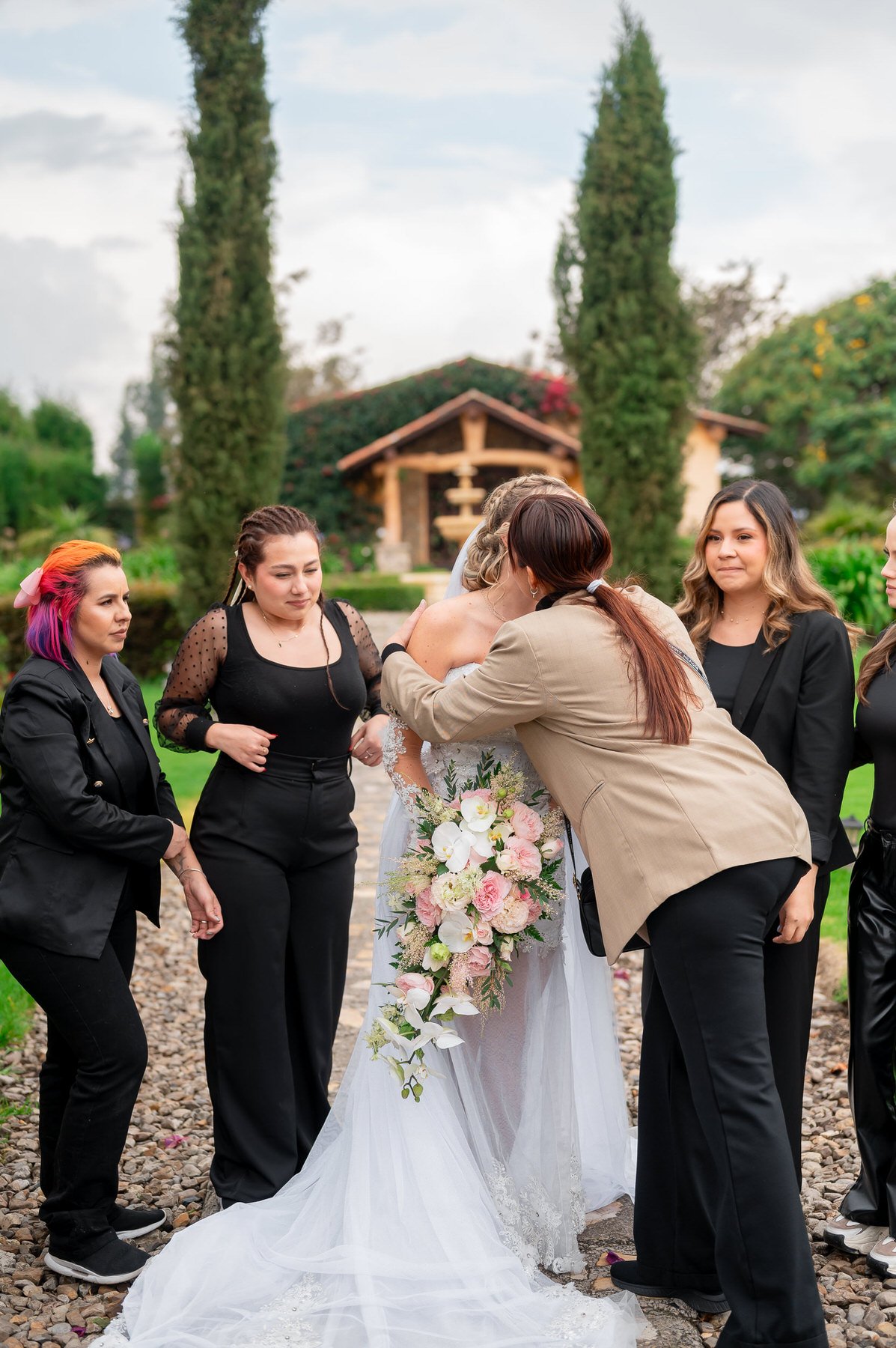 Organizador de eventos coordinando el montaje de un banquete de lujo en una hacienda de la Sabana.