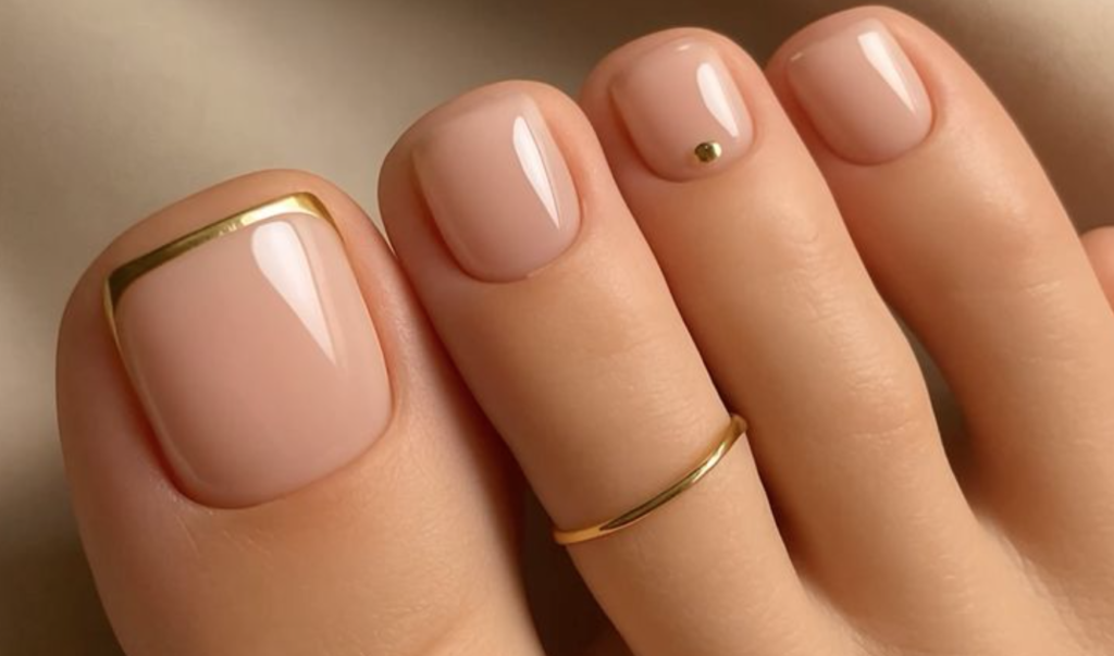 Elegante decoracion de uñas pies en tonos neutros para una invitada de boda en la Sabana.