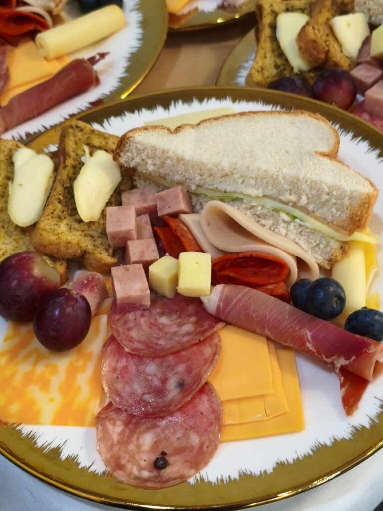 Estación de tablas de quesos y jamones para eventos corporativos en Bogotá.