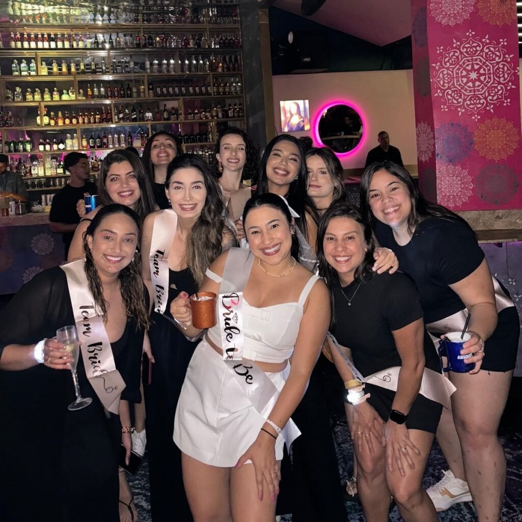 Grupo de amigas celebrando una despedida de soltera elegante en una terraza de Bogotá organizada por Sandra.