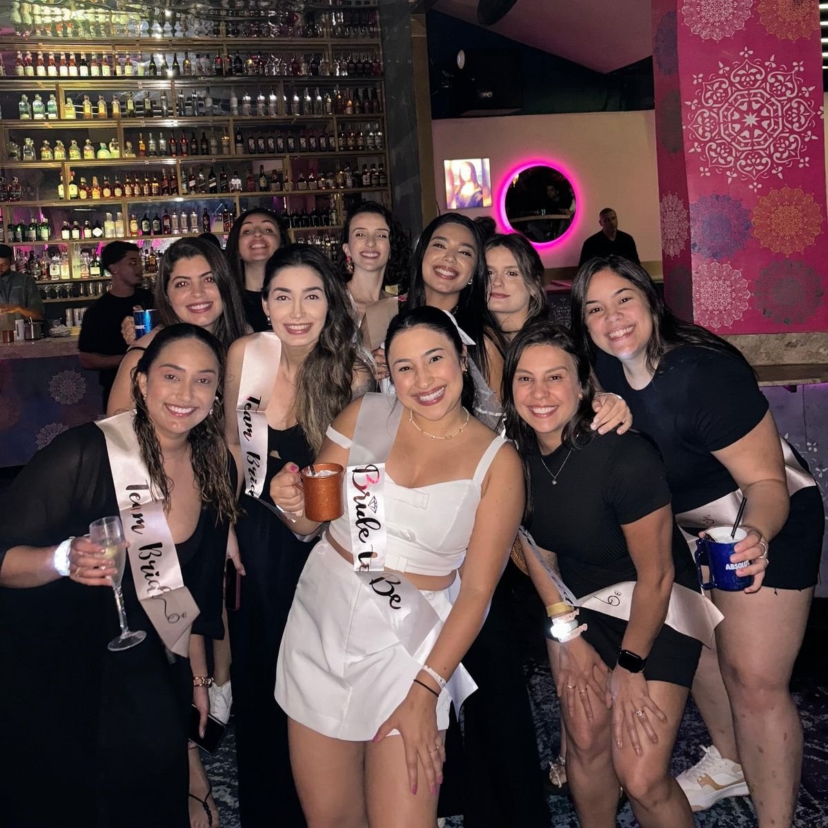 Grupo de amigas celebrando una despedida de soltera elegante en una terraza de Bogotá organizada por Sandra.