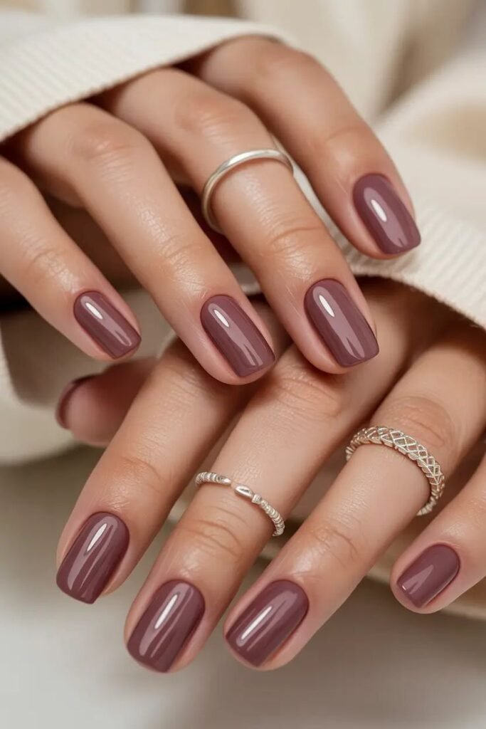 Diferentes estilos de uñas para asistir a una boda en tonos neutros y elegantes para invitadas.