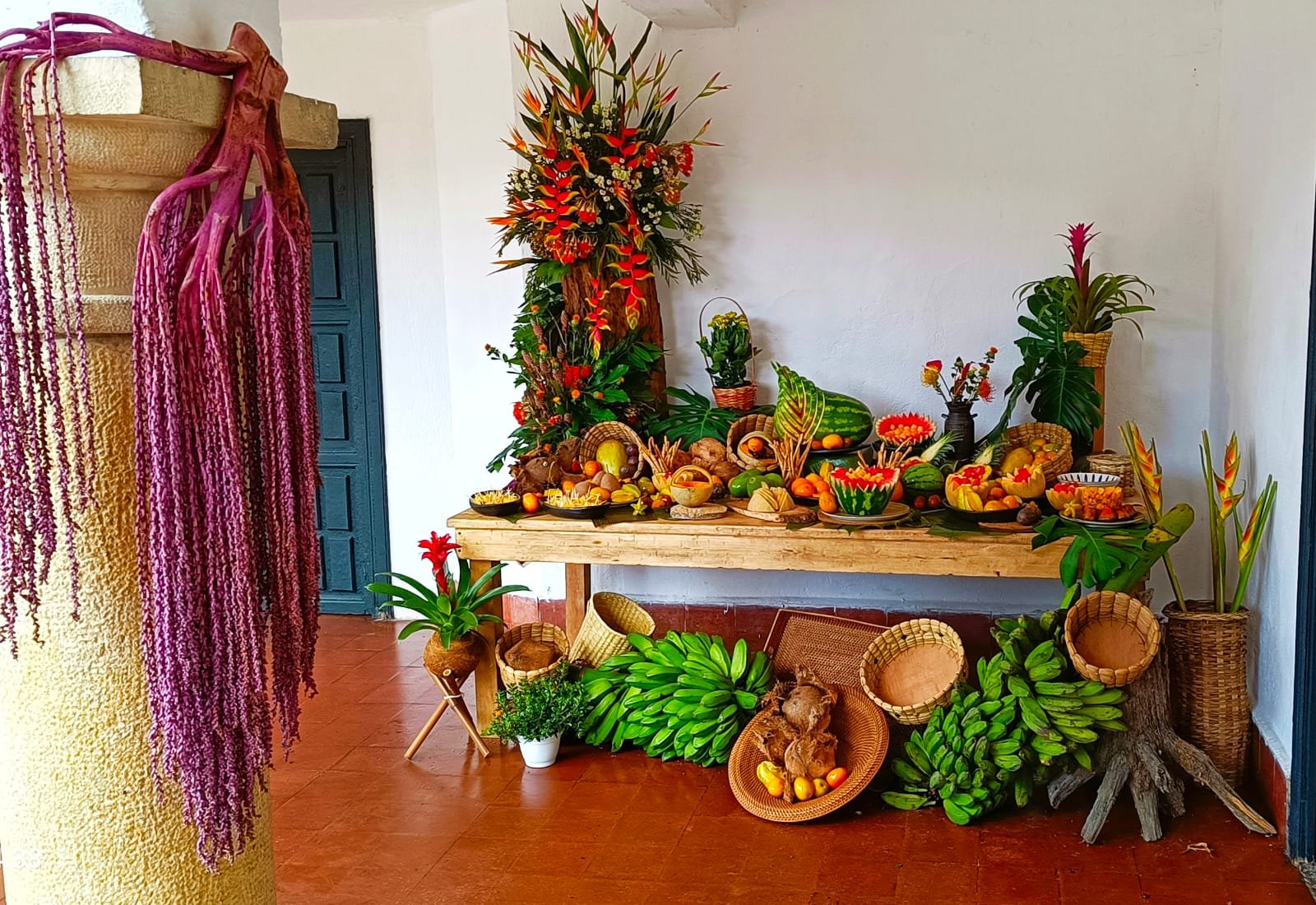 Estación de pasabocas corporativos personalizados para catering para lanzamientos de marca en Bogotá.