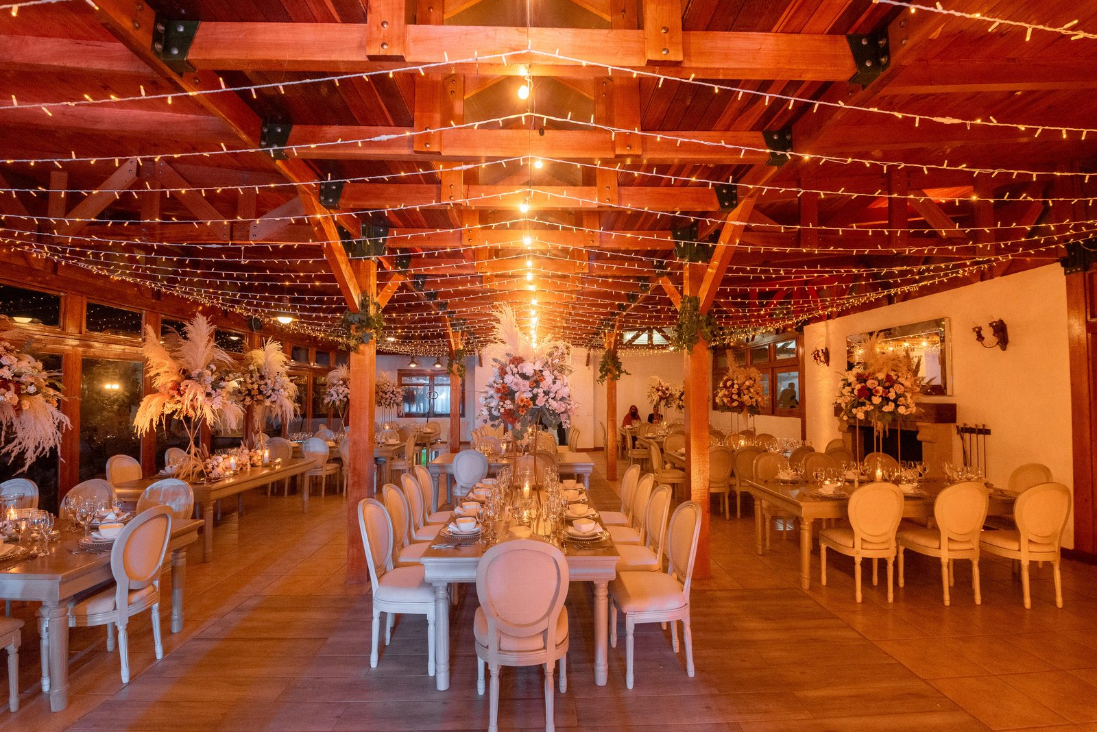 Decoración de mesa imperial para analizar cuánto cuesta una boda de lujo en Bogotá 2026.