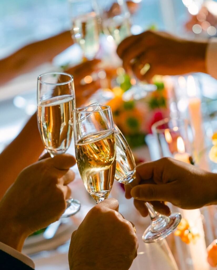 Recepciones de bodas de lujo en Bogotá con banquete y protocolo profesional. Brindis