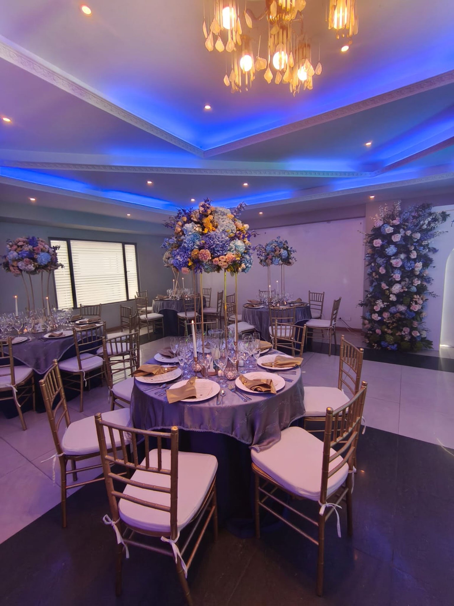Decoración de eventos en Bogotá con iluminación ambiental y arreglos florales de lujo en salón boutique.
