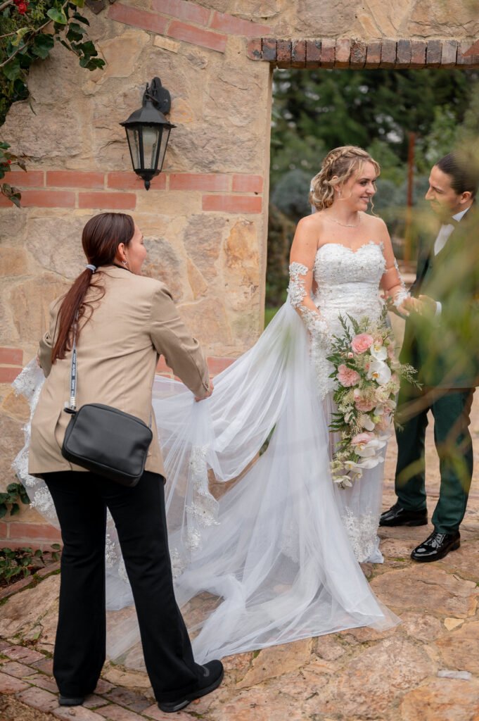 Sandra, Wedding Planner en Bogotá, realizando la coordinación logística y ajuste de protocolo del vestido de una novia en una boda real en la Sabana.