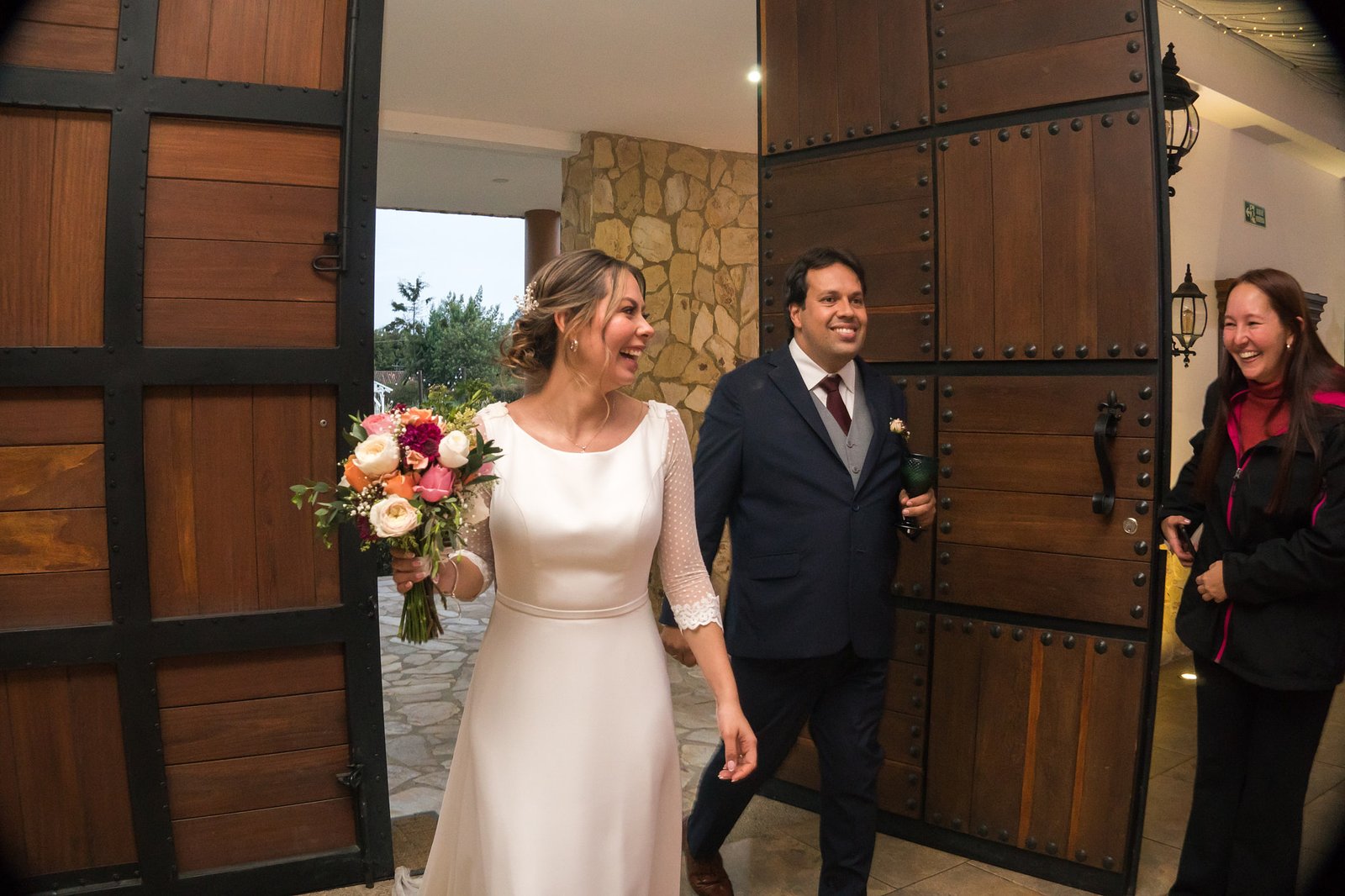 Sandra abriendo los portones de una hacienda colonial en la Sabana para dar inicio al banquete de bodas.