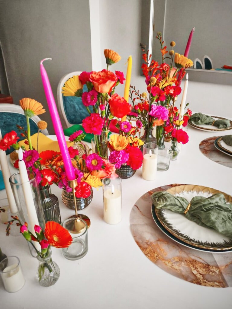 Detalle de platos base e individuales de fibra natural en mesa estilo boho chic contemporáneo.