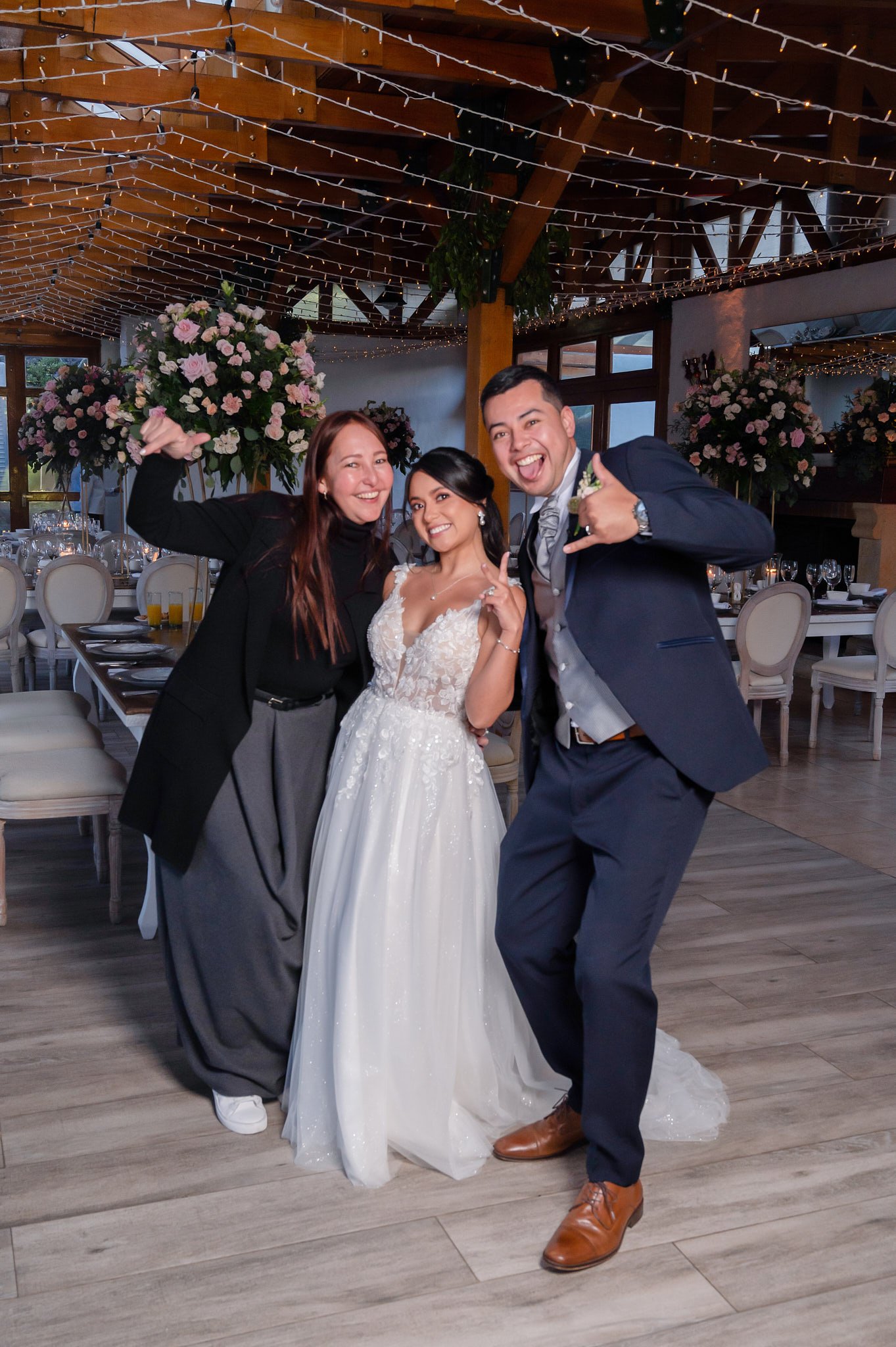 Momento divertido y casual de Sandra (Luxury Event Planner) con sus novios en la pista de baile, reflejando su humor real.