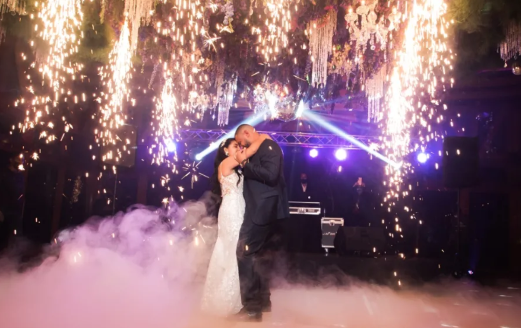 Novios bailando en la Hacienda La Victoria con lluvia de chispas y niebla durante la planeación de bodas de Sandra.