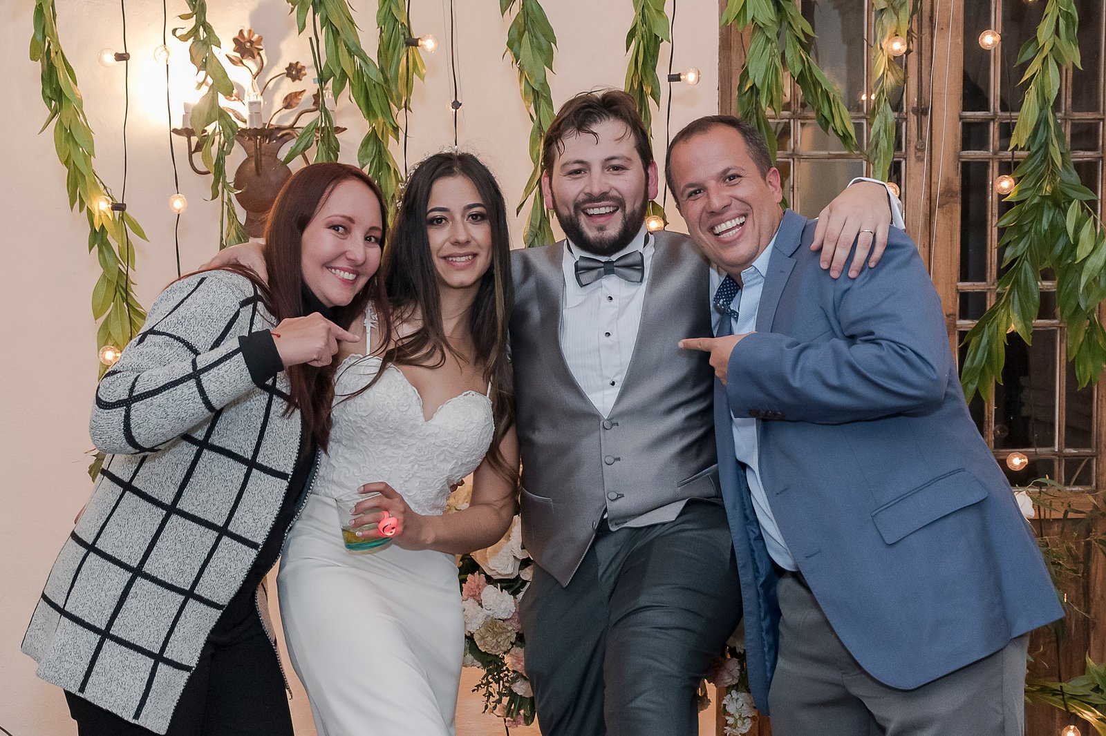Sandra y Carlos celebrando con una pareja de novios durante la recepción de una boda de lujo en Cundinamarca.