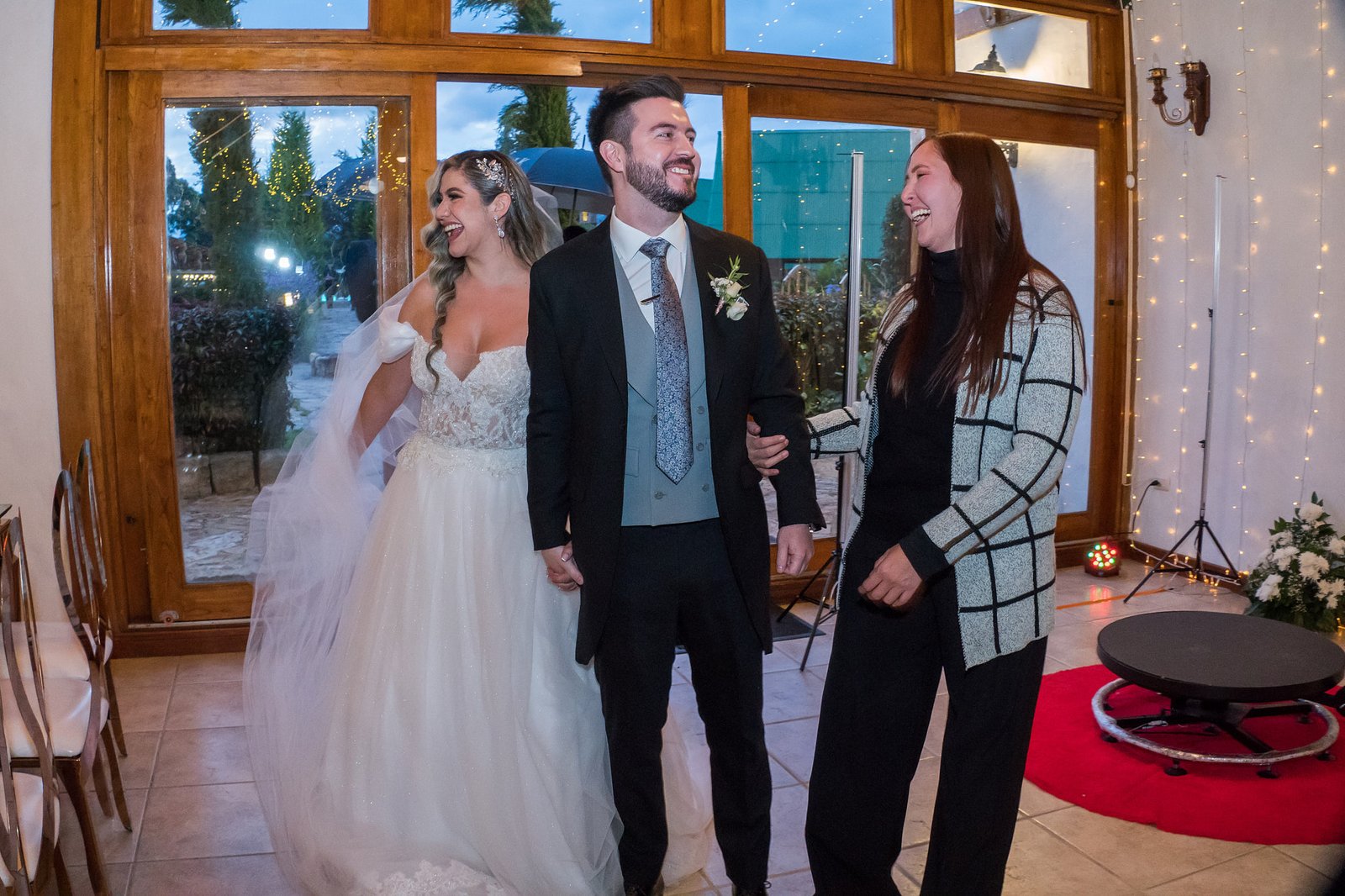 Sandra mostrando salón de bodas de lujo