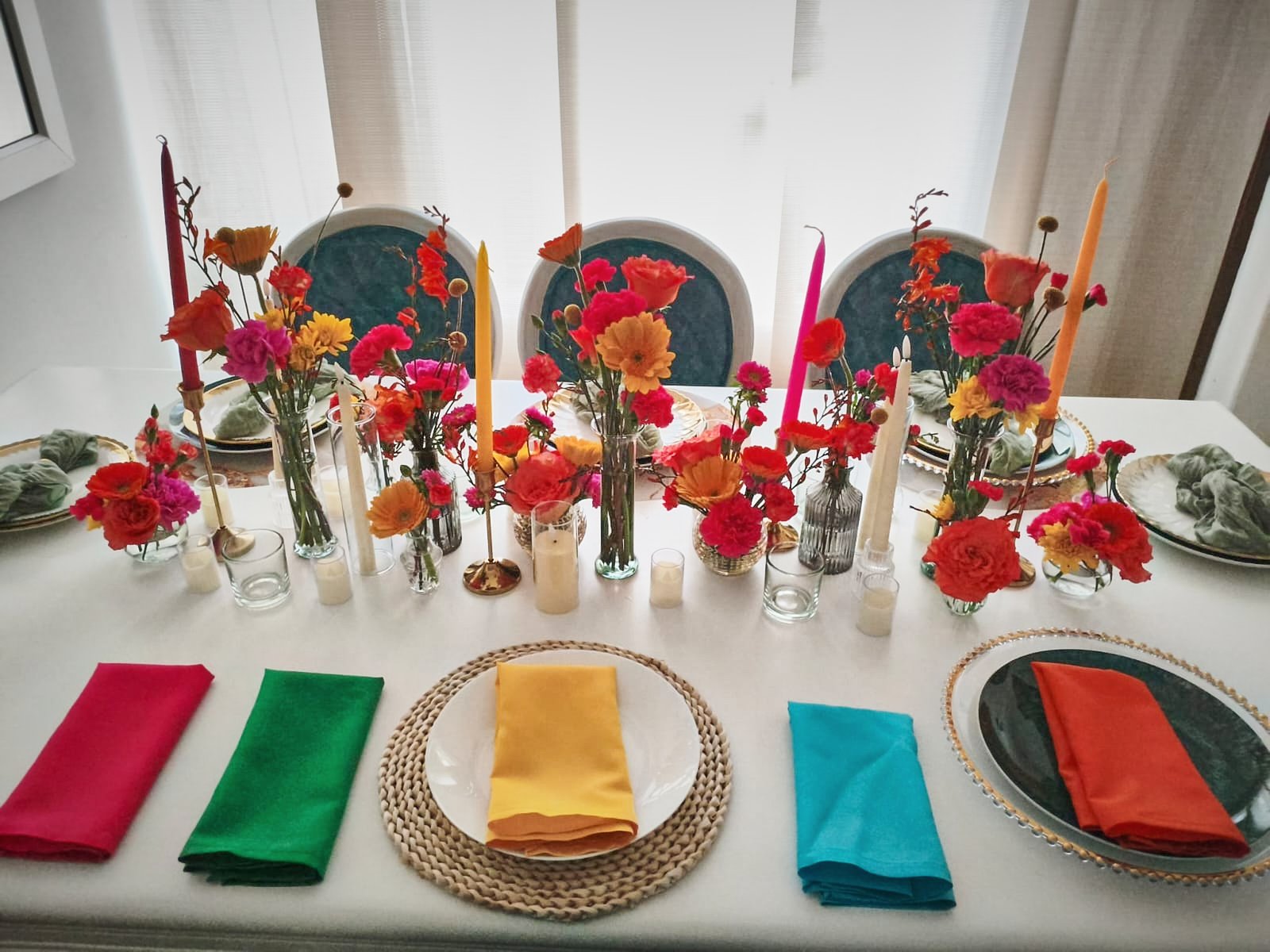 Mesa Sunset Chic en Hacienda Montecano con decoración de bodas 2027 en tonos fucsia, naranja y amarillo.